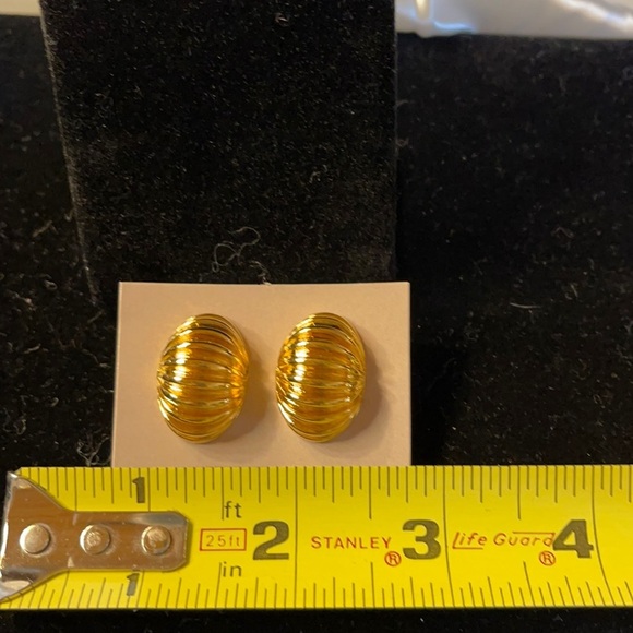 Avon (1989) Vintage Classic Dome Pierced Earrings Goldtone - Picture 4 of 7